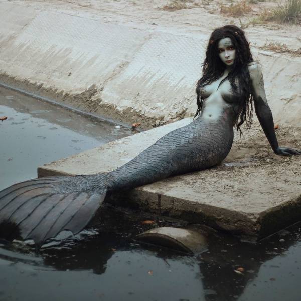 This Russian Cosplay Girl Knows Her Stuff!