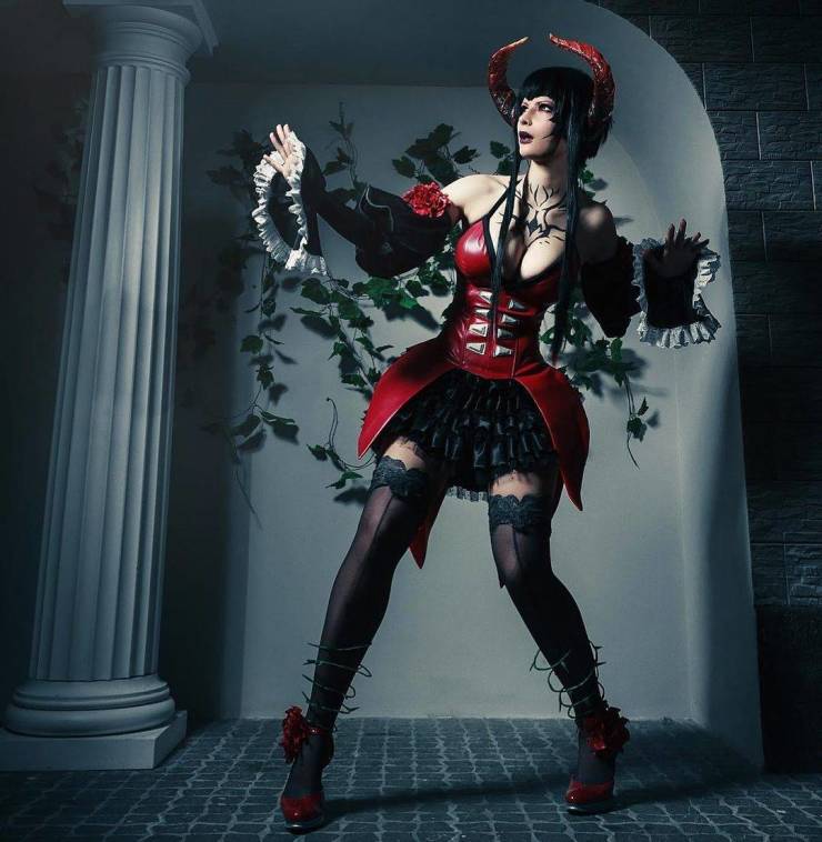 This Russian Cosplay Girl Knows Her Stuff!