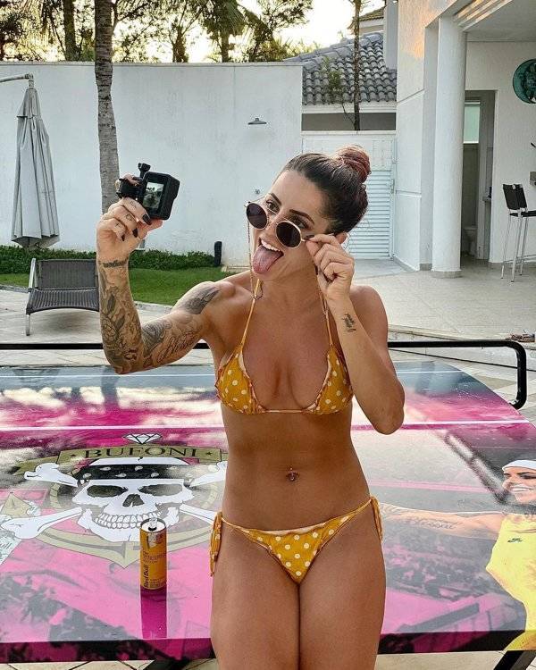 Leticia Bufoni Makes Skating Real Interesting!