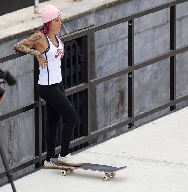 Leticia Bufoni Makes Skating Real Interesting!