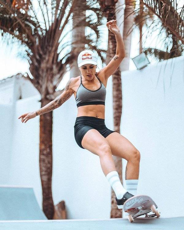 Leticia Bufoni Makes Skating Real Interesting!