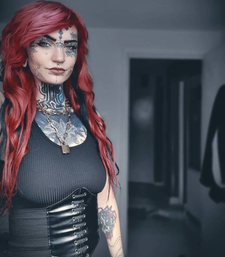 British Tattoo-Girl Disgusted After Seeing Her Body Without Tattoos