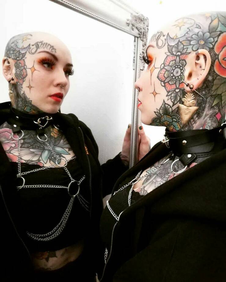 Heavily Tattooed Nurse Shows Her Old Photos