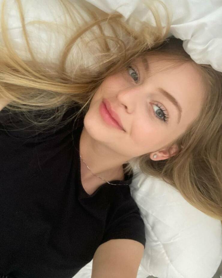 Israeli Army Girls With And Without Their Uniforms