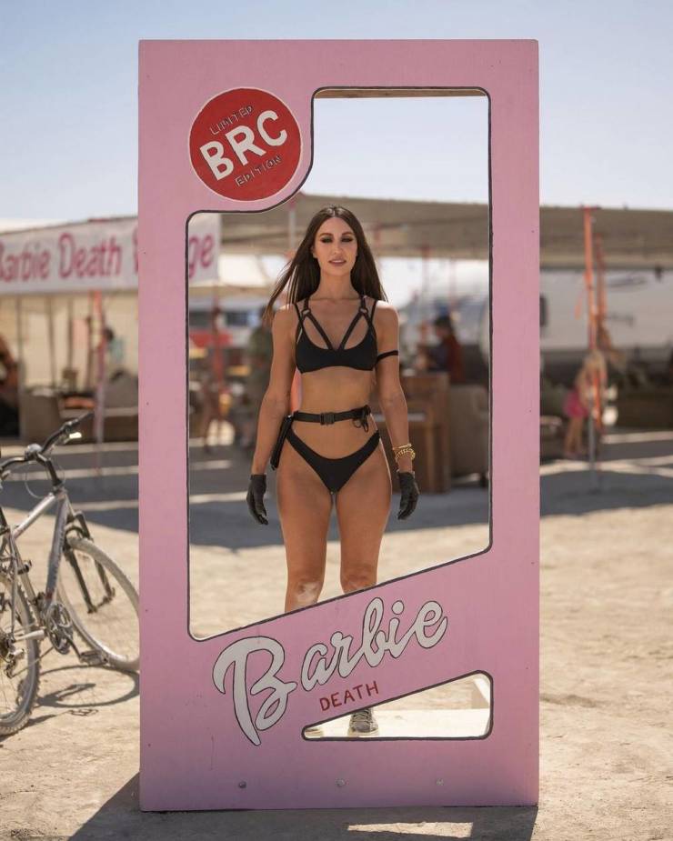 Festival Girls Love Having Fun!