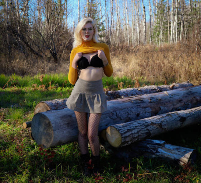 Sexy Girls And The Breathtaking Beauty Of Nature