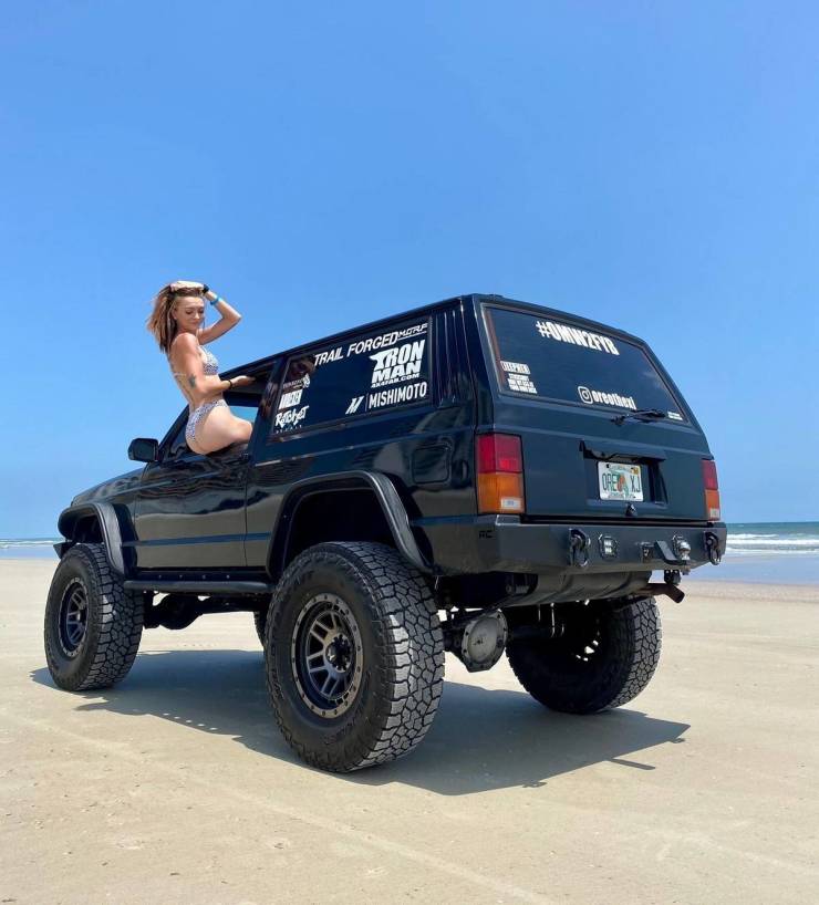 Cute Girls And Brutal Jeeps