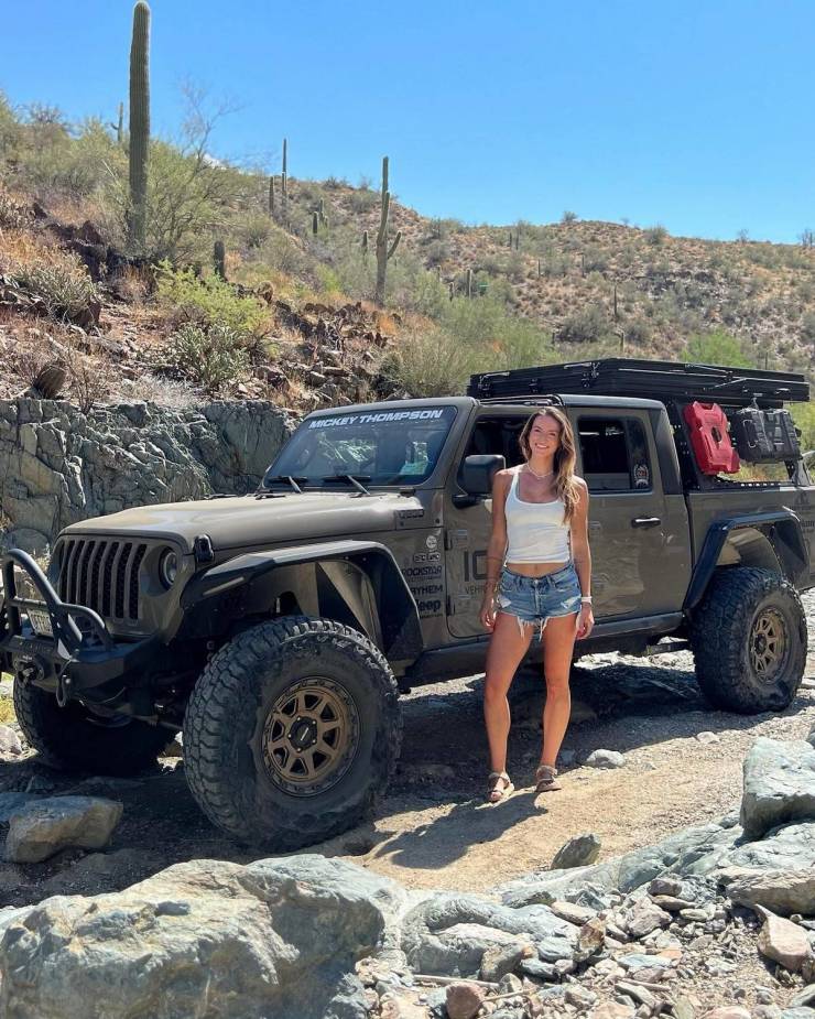 cute girls and brutal jeeps 27 pics 3 gifs 15.html - 27 HD GIF | Premium Gallery 2023