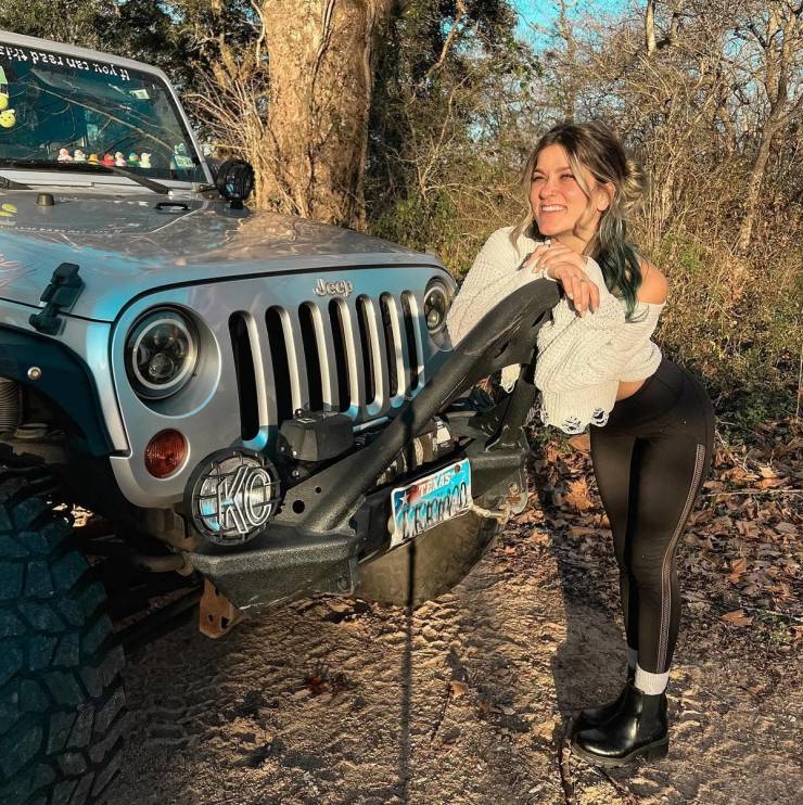 cute girls and brutal jeeps 30 pics 4.html - 30 HD Photos | Premium Gallery 2024