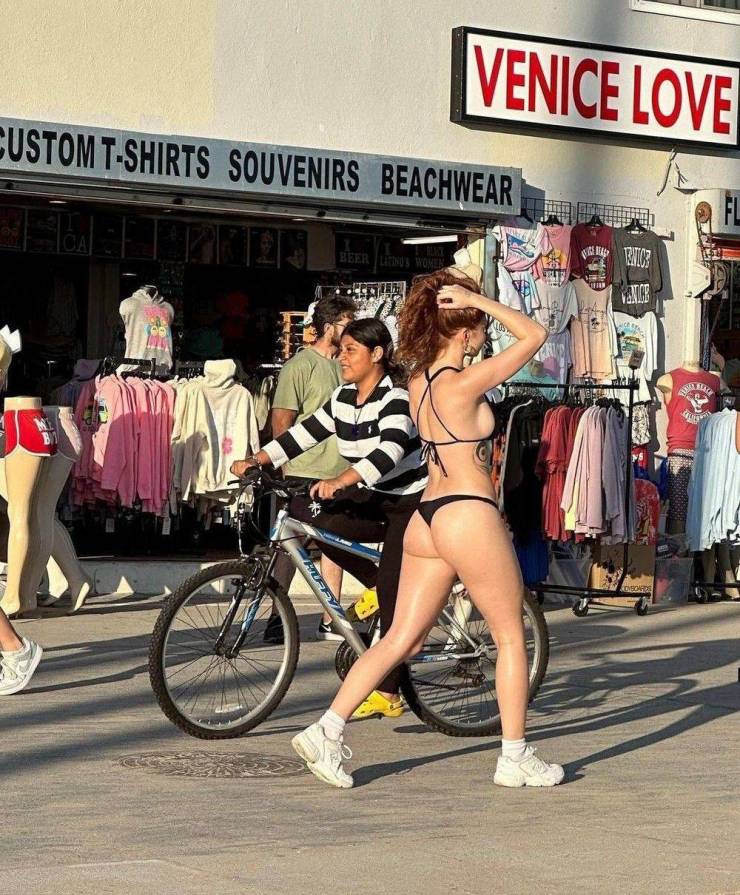 beautiful and sexy girls spotted in the street 26 pics 12.html - 26 HD Photos | Premium Gallery 2024