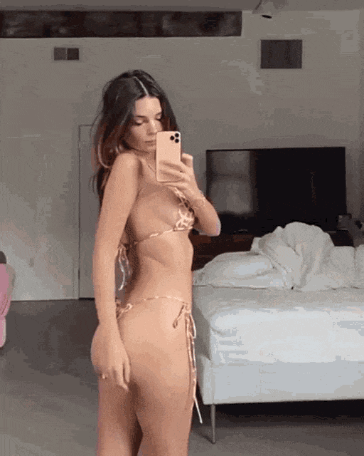 honoring emily ratajkowskis belated birthday 27 gifs 6.html - 1 HD GIF | Premium Gallery 2024