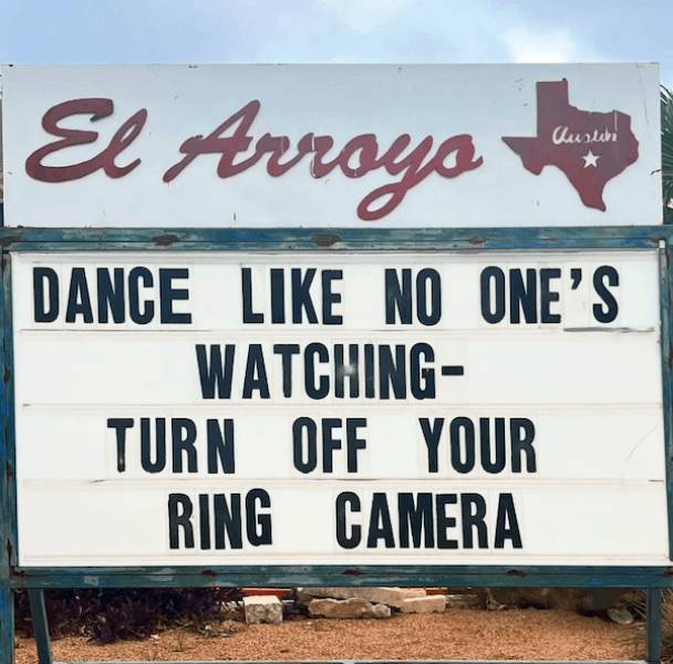 The Funniest El Arroyo Signs on the Internet