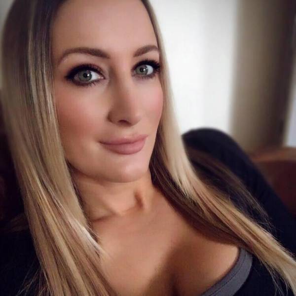 This Mother Of Two Just Wanted To Sell Dresses On eBay – Pervy Guys Thought She Is Too Hot For That