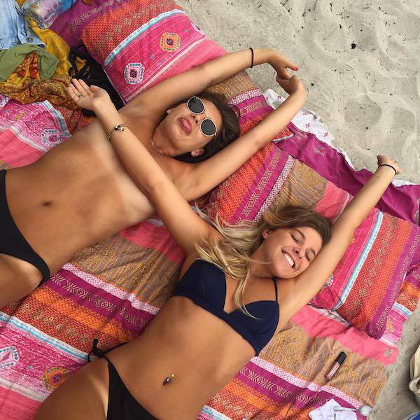 Braless Girls Let Their Boobs Hang Free