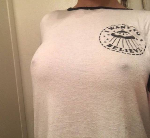 Braless Girls Let Their Boobs Hang Free