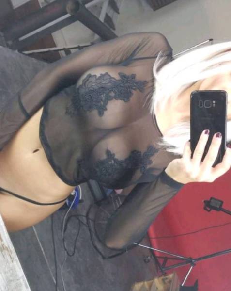 Braless Girls Let Their Boobs Hang Free