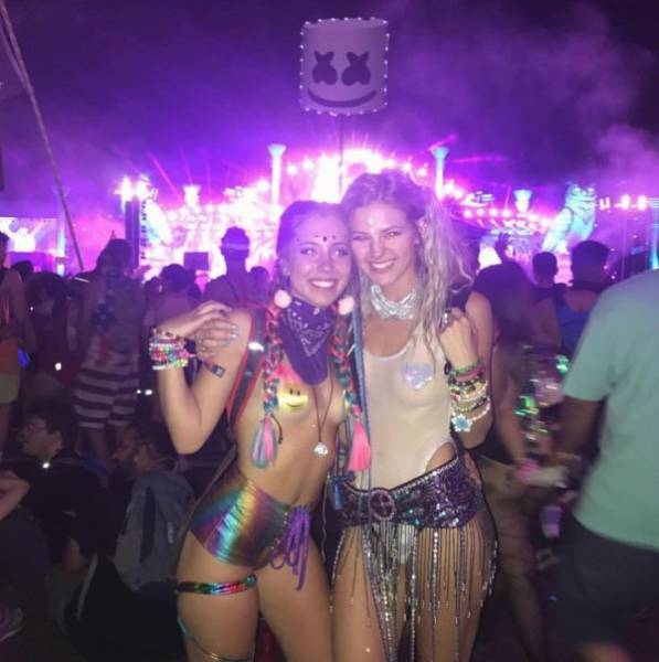Rave Girls Bring Up The Heat!