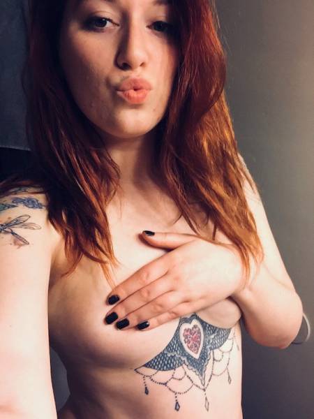 Braless Girls Let Their Boobs Hang Free