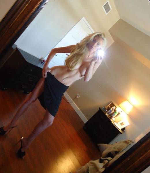 Braless Girls Let Their Boobs Hang Free