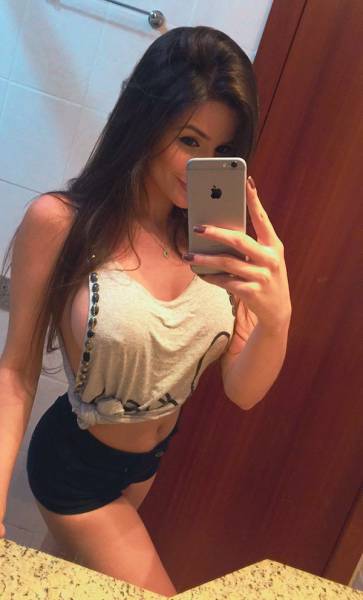 Braless Girls Let Their Boobs Hang Free