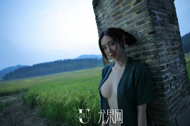 Just Casual Chinese Farmer-Girls Doing Their Daily Routine…