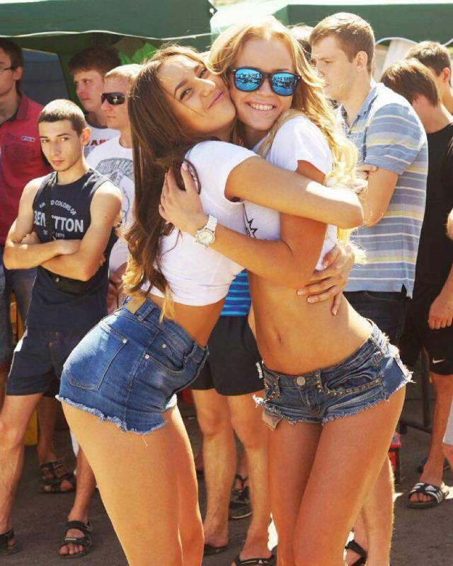 Beautiful And Sexy Girls Spotted In The Street