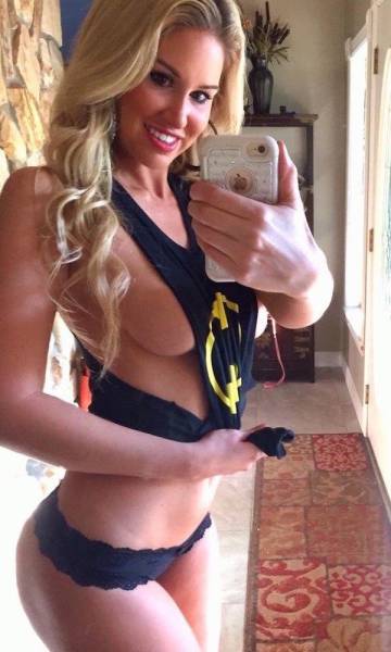 Braless Girls Let Their Boobs Hang Free