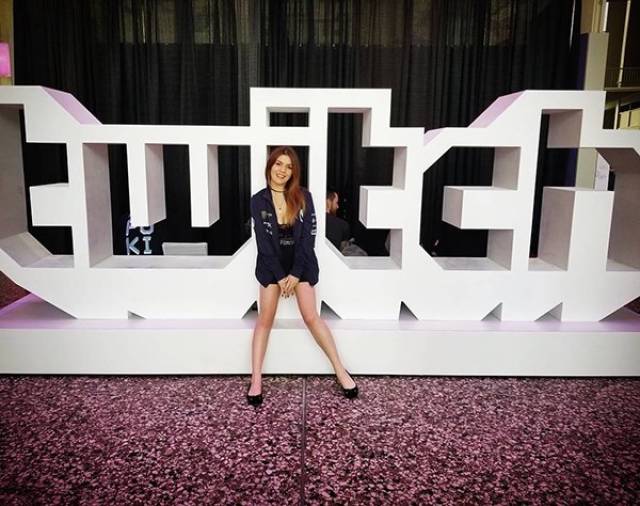 Pro Gamers Who Are Actually Flaming Hot Girls