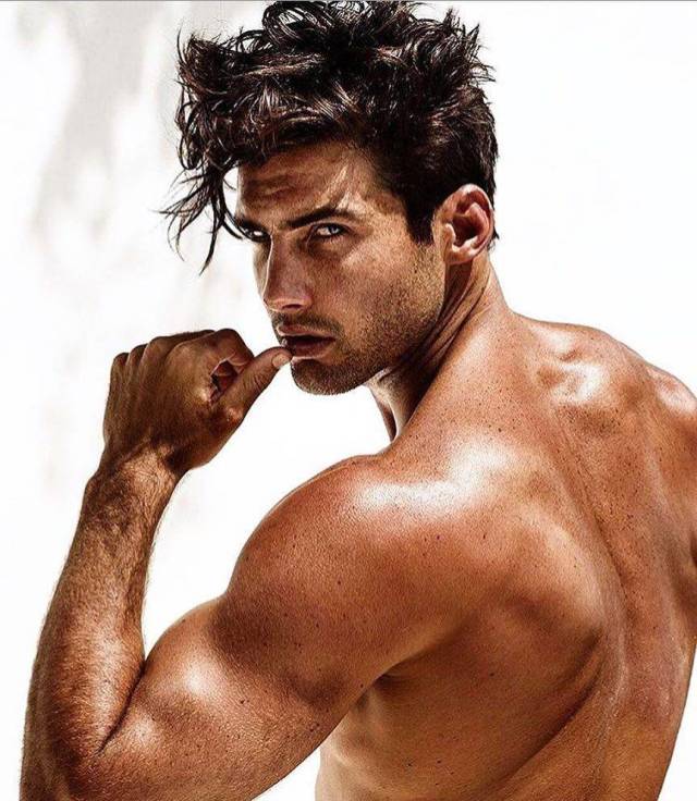 Sexy Men With Absolutely Mesmerizing Looks