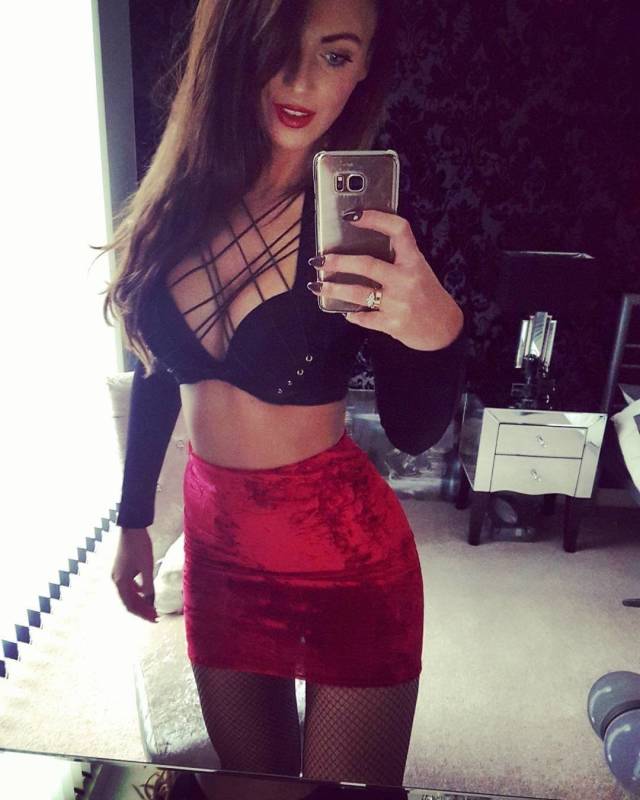 Mini Skirts Are Total Eye Magnets