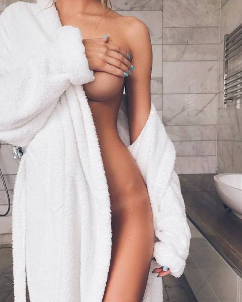 Braless Girls Let Their Boobs Hang Free