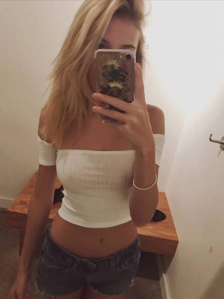 Braless Girls Let Their Boobs Hang Free