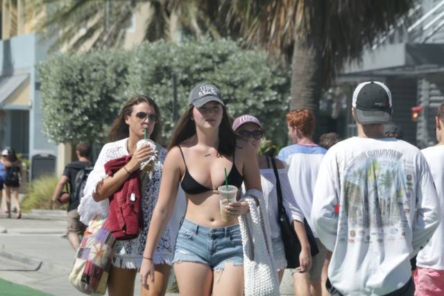 Beautiful And Sexy Girls Spotted In The Street