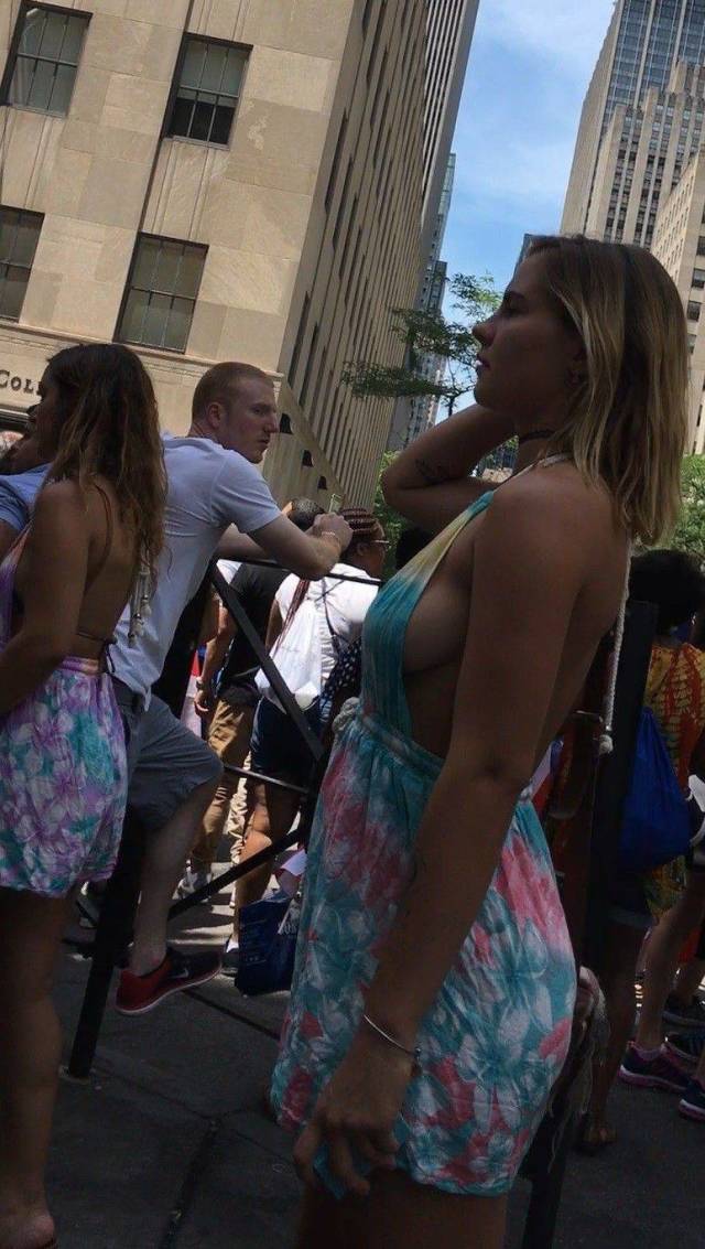 Beautiful And Sexy Girls Spotted In The Street