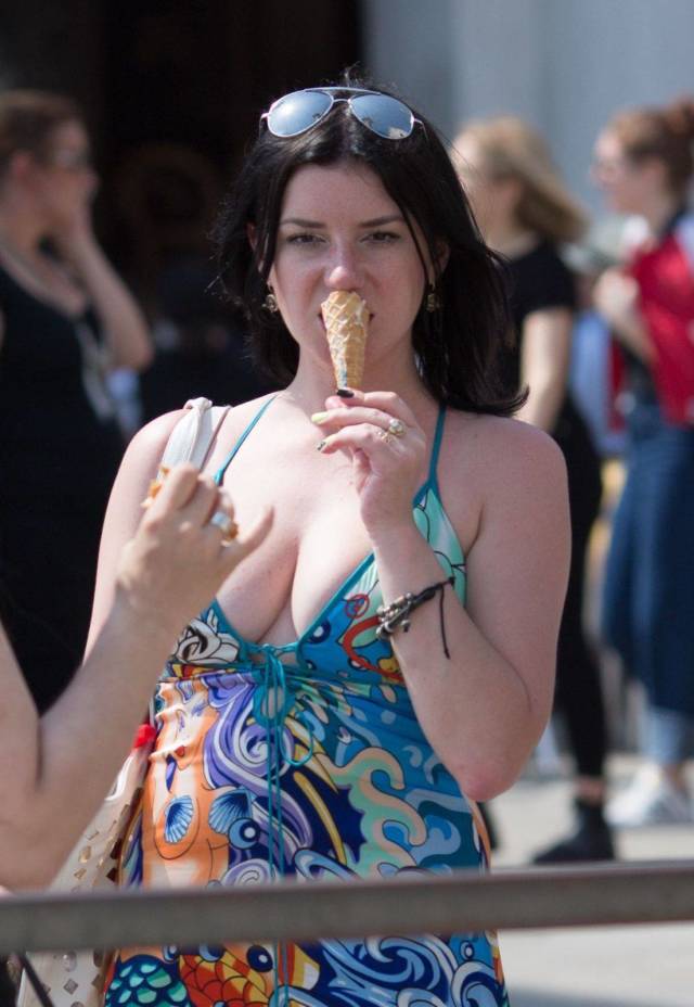 Beautiful And Sexy Girls Spotted In The Street