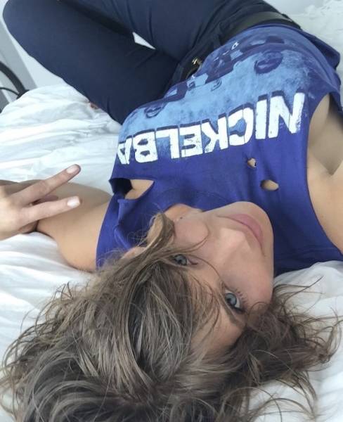 Braless Girls Let Their Boobs Hang Free