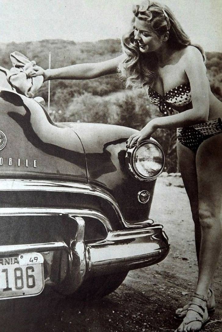 Eccentric Girls Of The Last Century