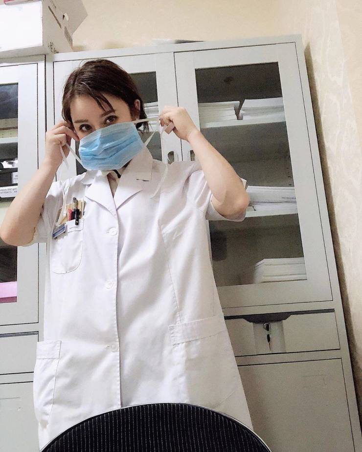 This Chinese Nurse Girl Is Also A Bodybuilder!