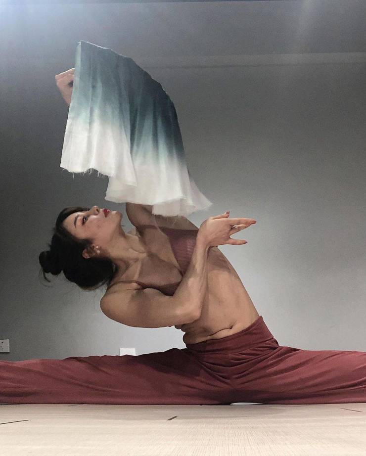This Chinese Nurse Girl Is Also A Bodybuilder!