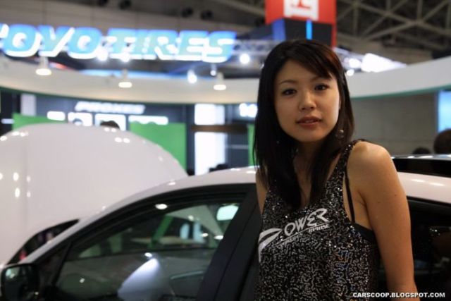 Girls at Tokyo Auto Salon 2010 (58 pics)