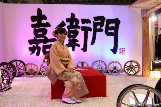 Girls at Tokyo Auto Salon 2010 (58 pics)