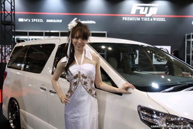 Girls at Tokyo Auto Salon 2010 (58 pics)