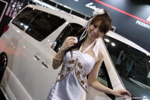 Girls at Tokyo Auto Salon 2010 (58 pics)
