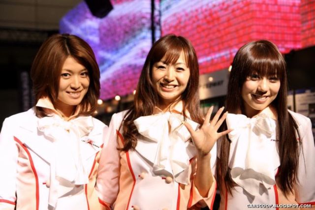 Girls at Tokyo Auto Salon 2010 (58 pics)