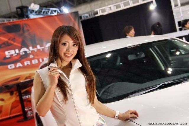 Girls at Tokyo Auto Salon 2010 (58 pics)