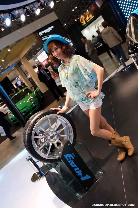 Girls at Tokyo Auto Salon 2010 (58 pics)