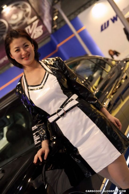 Girls at Tokyo Auto Salon 2010 (58 pics)