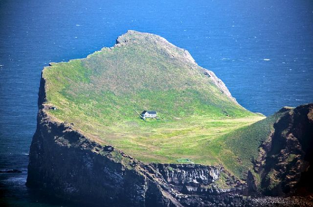 Alone in the middle of nowhere (16 pics)