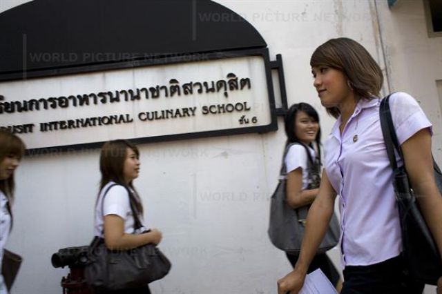 University for Ladyboys (18 pics)