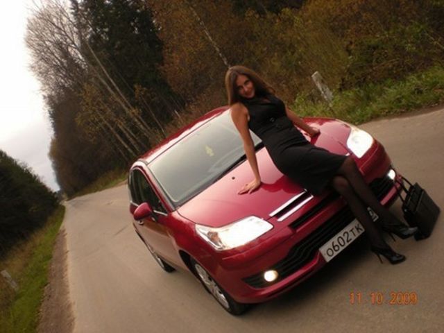 Russian Ladies and Cars (46 pics)